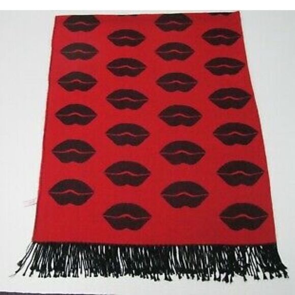 Victoria’s Secret Reversible Red Kiss Lip Print Cozy Trow Blanket - Picture 3 of 6